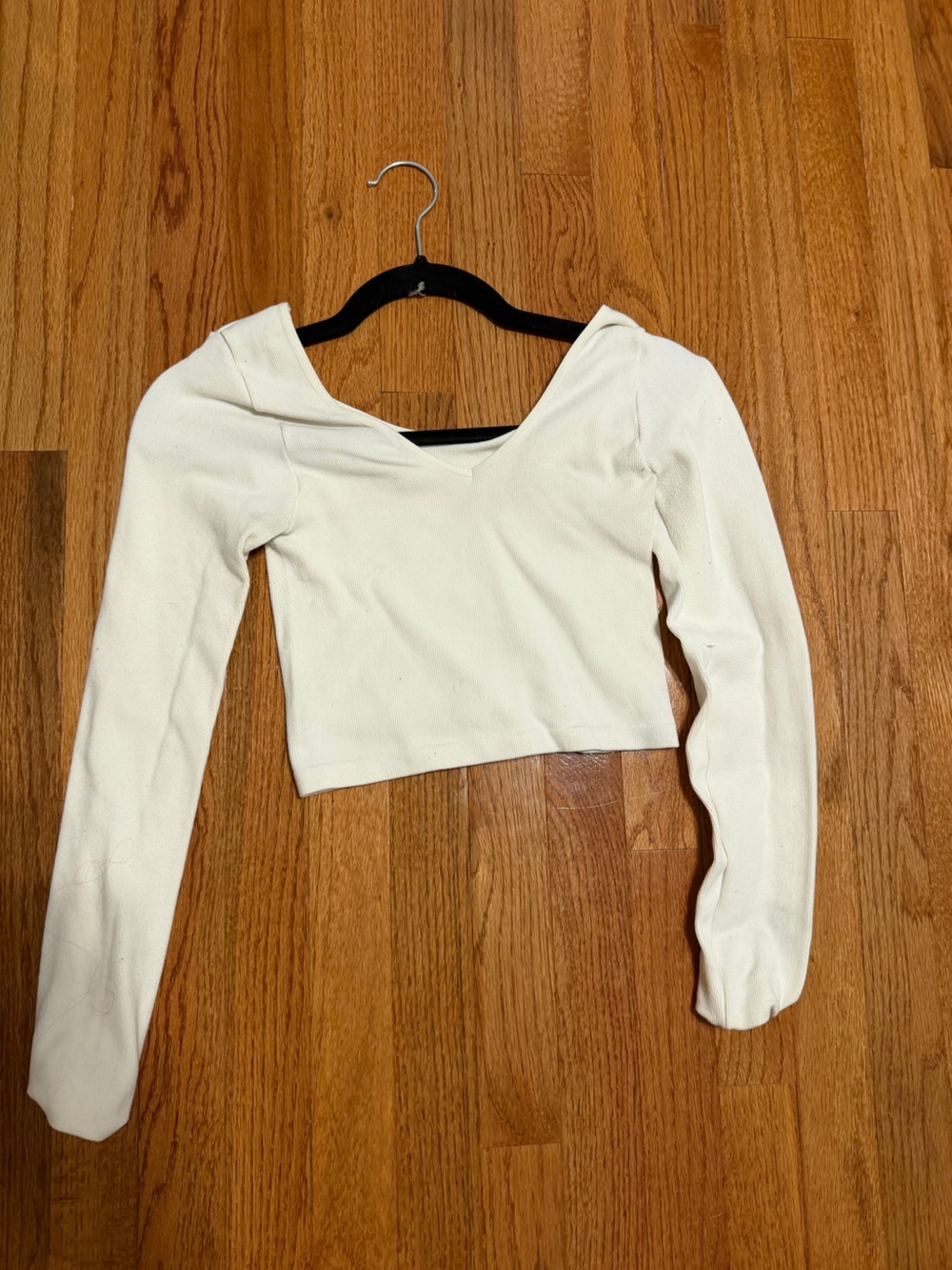 Women's Cream Long-Sleeve Cropped V-Neck Top
